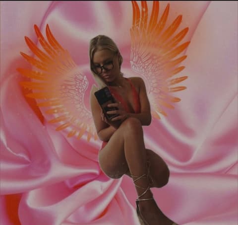Chloe 🌶, image 1 of 2
