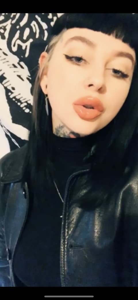 Mia Vilks, image 1 of 2